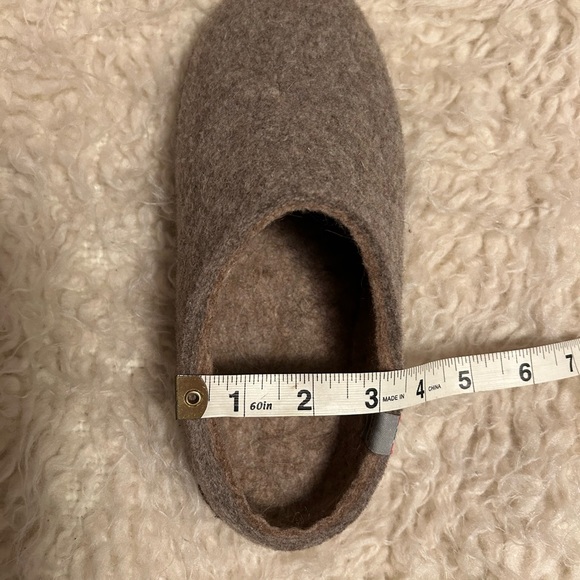Tova Norwegian wool slippers size 7. - Picture 10 of 12